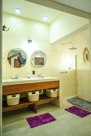 Shower, hair dryer, towels, soap - Luxury villa with private pool and ocean view — steps from Playa La Ropa (Zihuatanejo)