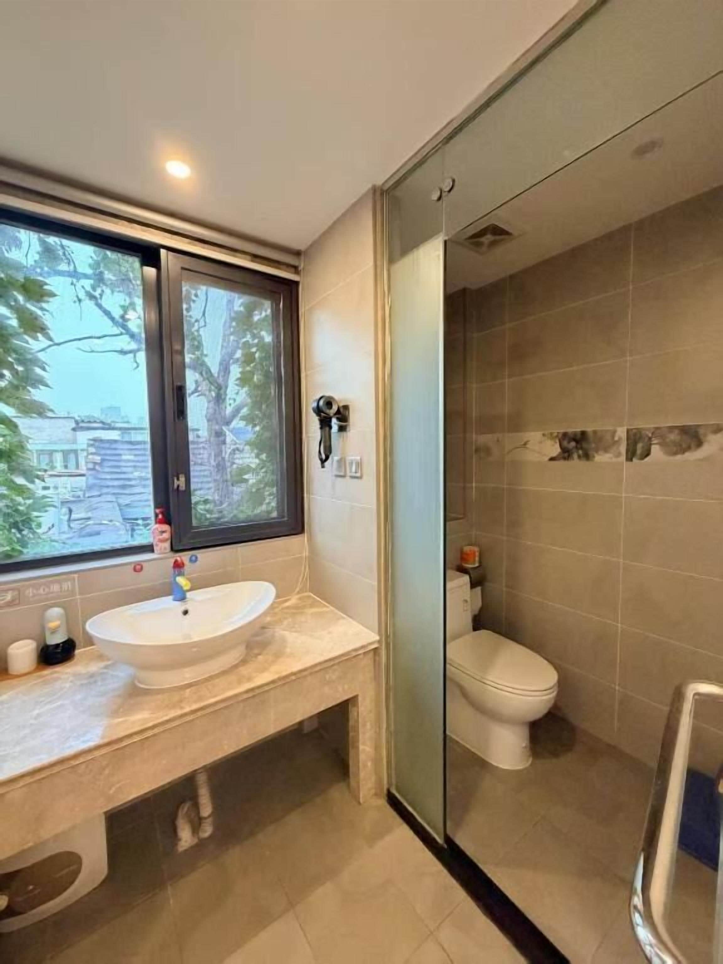 Chambre Familiale, patio, vue cour intérieure | Salle de bain