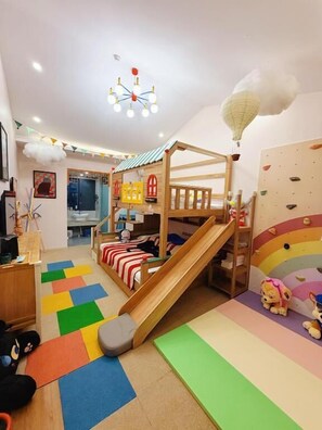 ห้องแฟมิลี่, ลานระเบียง, วิวสวนหย่อม | พื้นที่เล่นสำหรับเด็ก