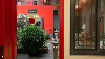 Chambre Familiale, patio, vue cour intérieure | Intérieur
