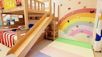 Chambre Familiale, patio, vue cour intérieure | Espace pour enfants