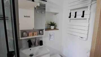 Douche, sèche-cheveux, serviettes fournies