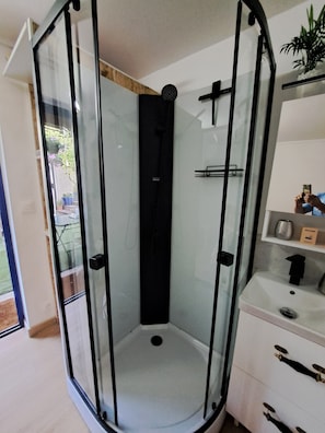 Een douche, een haardroger, handdoeken