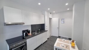 Refrigerador, horno, placa de cocina, cafetera expreso