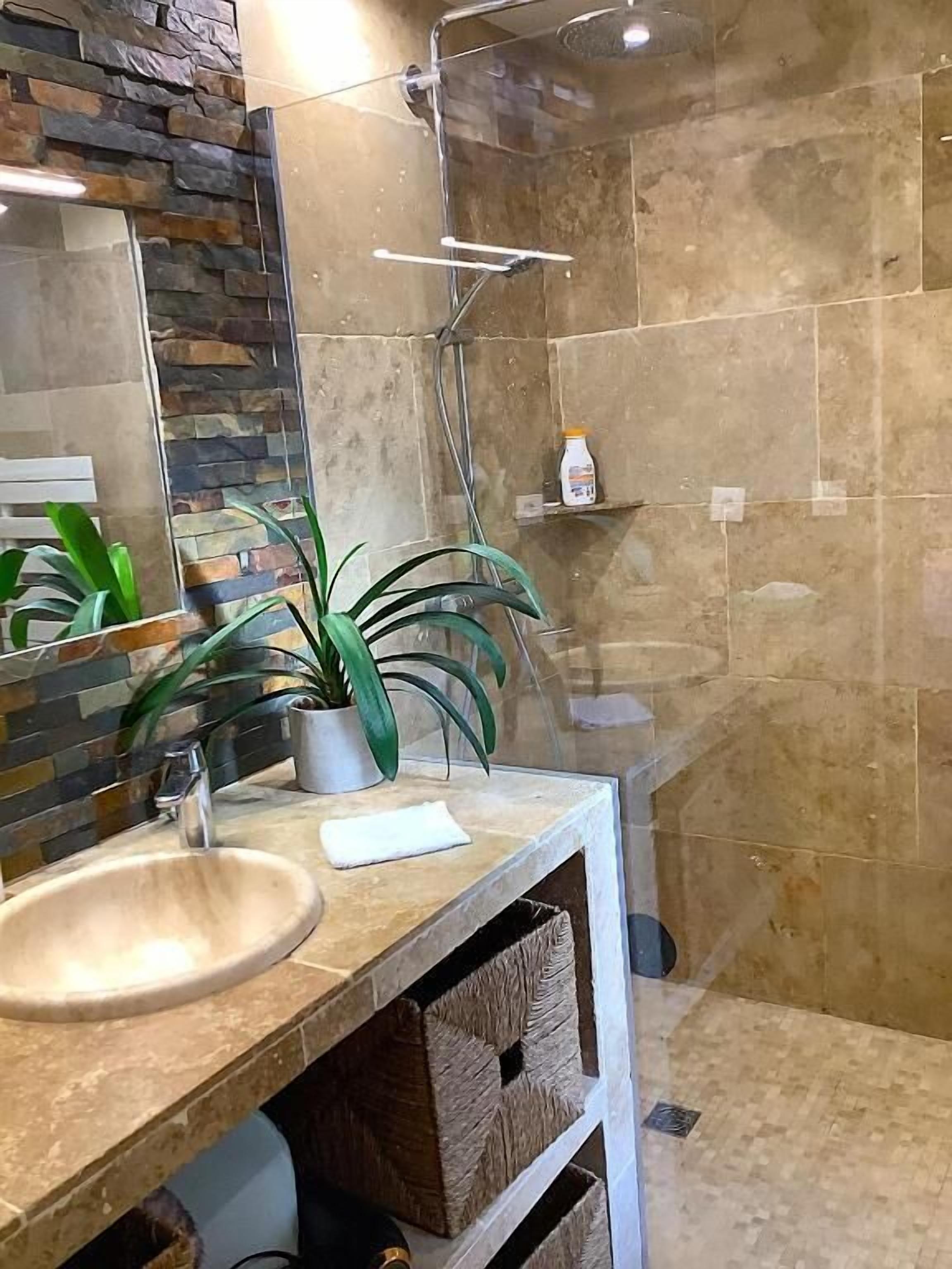 Deluxe tweepersoonskamer, uitzicht op tuin | Badkamer