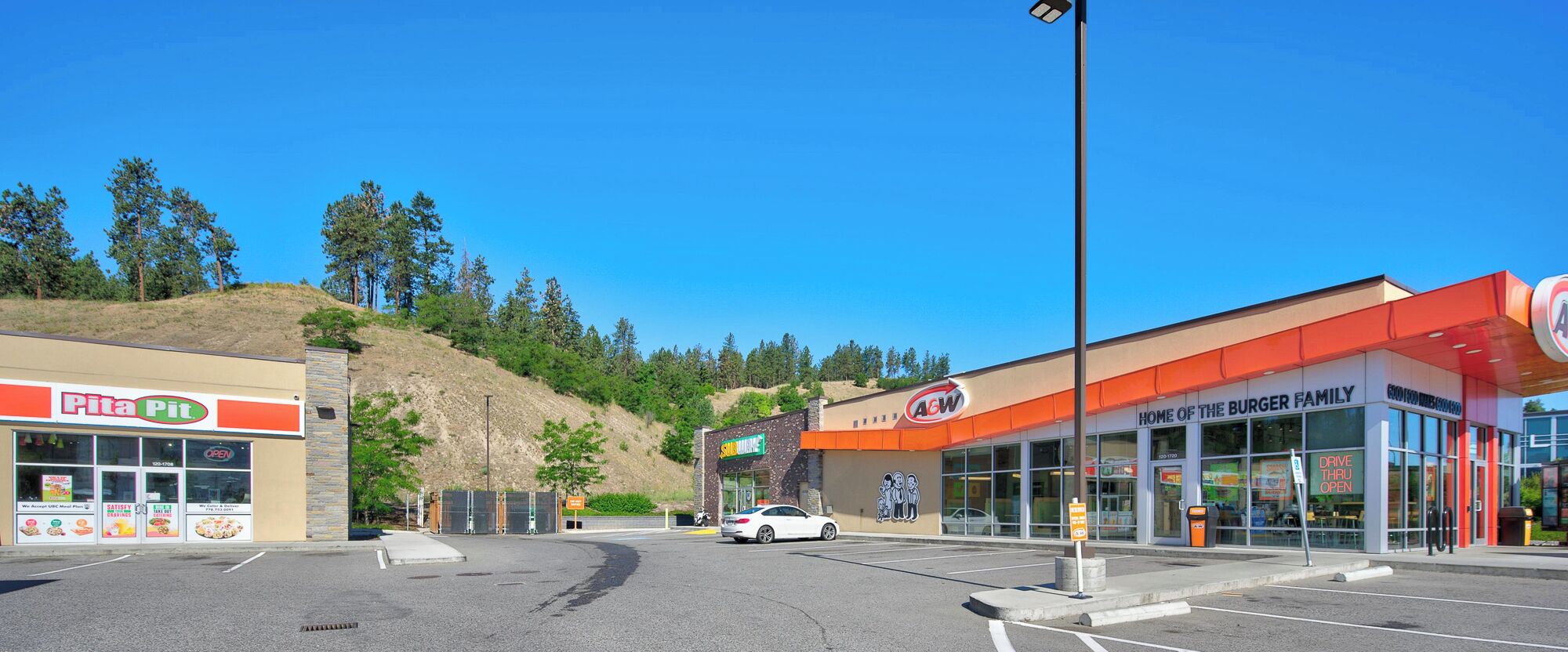 Ein gewerbliches Areal mit einem Pita Pit Restaurant, einem A&W Restaurant und einem Burger Family Restaurant.