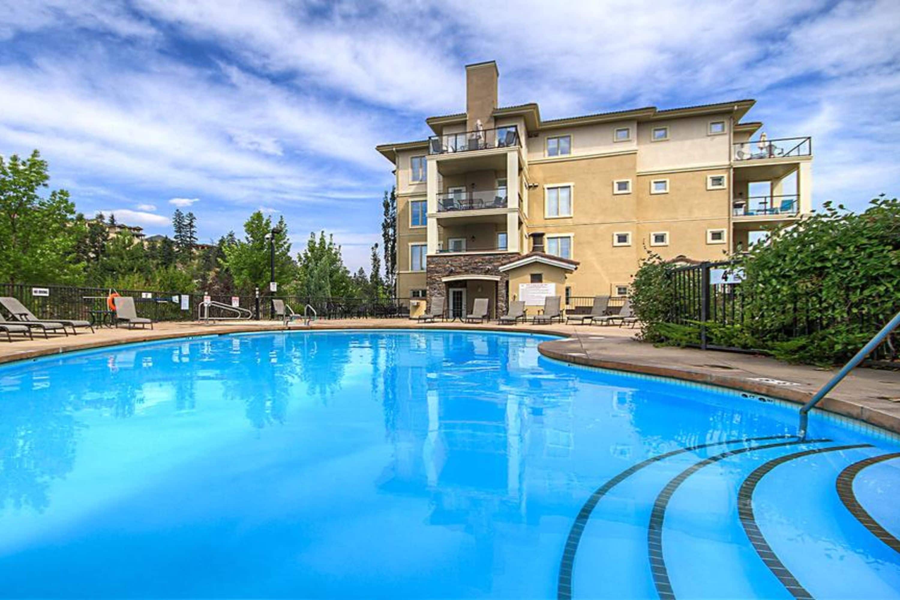 Apartamento Confort, 1 habitación | Piscina | Una piscina al aire libre de temporada, sombrillas, tumbonas