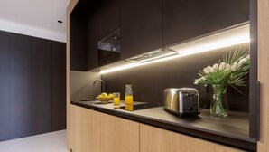 Una cocina moderna con microondas integrado, tostadora y fregadero.