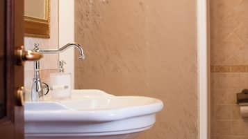 Classic Room, Vineyard View | Bathroom | Shower, hair dryer, towels, toilet paper