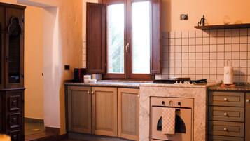 Classic Apartment, Vineyard View | Private kitchen