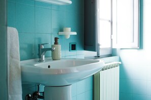 Appartamento Classic, vista vigneti | Bagno | Doccia, asciugacapelli, asciugamani, carta igienica
