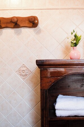 Classic Room, Vineyard View | Bilik Mandi | Pancuran mandi, pengering rambut, tuala disediakan, tisu tandas 