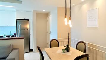 Apartment, Balcony, City View | Dining room