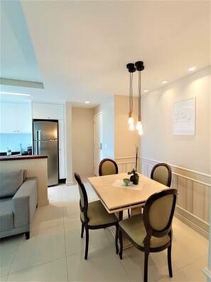 Apartament, balcó, vistes a la ciutat | Menjador