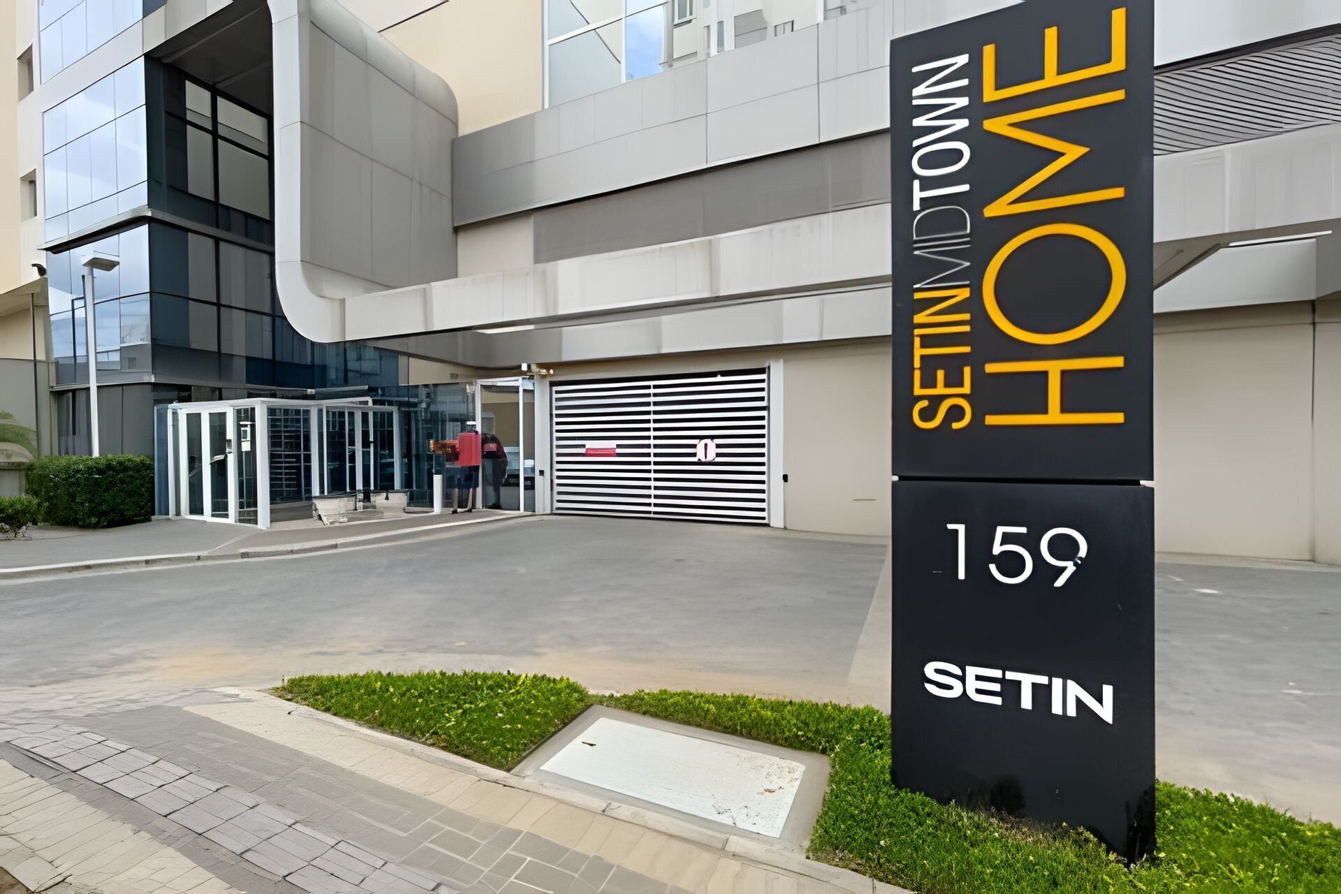 Un edificio moderno con un letrero que dice 'SETIN MIDTOWN HOME 159 SETIN'.