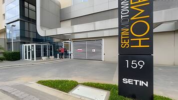 Un edificio moderno con un letrero que dice 'SETIN MIDTOWN HOME 159 SETIN'.