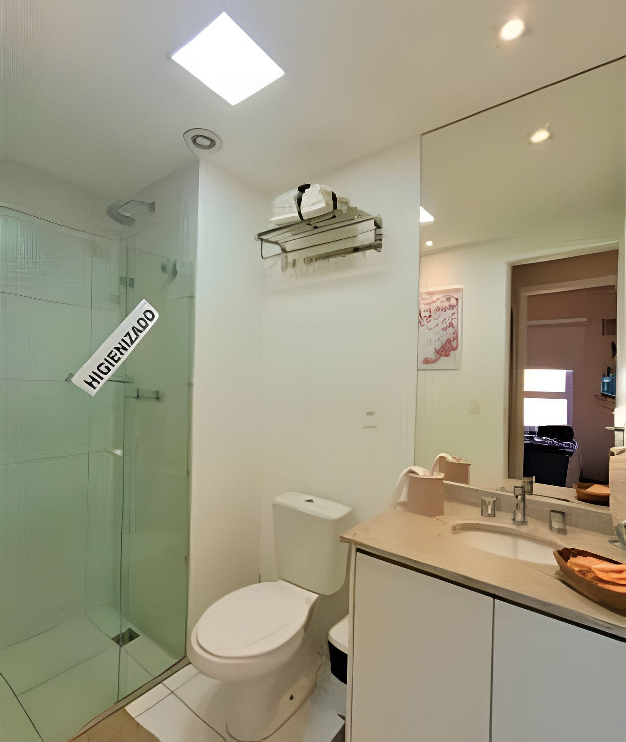Apartment | Bathroom | Shower, hair dryer, towels, soap