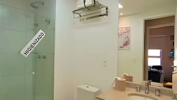 Apartment | Bathroom | Shower, hair dryer, towels, soap
