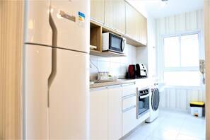 Appartement, balkon, uitzicht op de stad | Privékeuken | Een microgolfoven, een kookplaat, kookgerei, borden en bestek