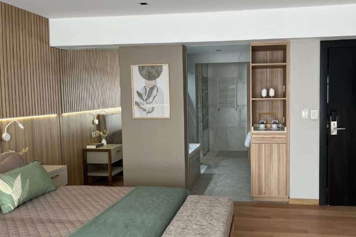 Phòng Suite Deluxe, quang cảnh thành phố | Két bảo mật tại phòng, bàn, khu vực làm việc phù hợp cho laptop 