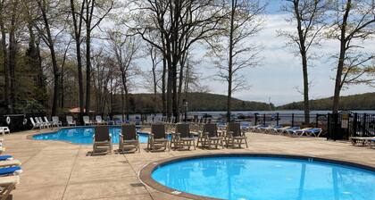 Big Boulder Fieldstone Lodge: 4BR w/ Hot Tub, Fire Table, Lake Club: Ski, Swim, Sleeps 12!
