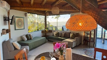 Cabaña, 2 habitaciones, aire acondicionado, vista a la montaña | Área de sala de estar | Smart TV de 32 pulgadas con canales digitales y Netflix