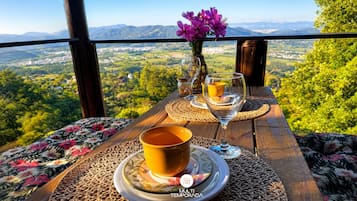 Cabin, 2 Bedrooms, Air conditioning, Mountain View | Outdoor dining