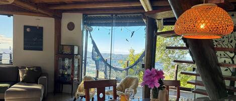 Cabane, 2 chambres, climatisation, vue montagne | Coin séjour