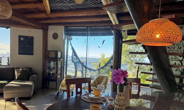 Cabana, 2 quartos, ar-condicionado, vista para a montanha | Área de estar | Smart TV 32 polegadas com canais digitais, Netflix