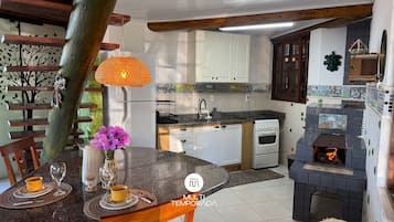 Cabana, 2 dormitoris, aire condicionat, vistes a la muntanya | Cuina privada | Frigorífic i utensilis de cuina, vaixella i coberteria