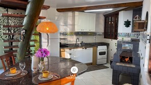 Cabana, 2 dormitoris, aire condicionat, vistes a la muntanya | Cuina privada | Frigorífic i utensilis de cuina, vaixella i coberteria 