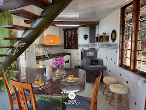 Chalet rustique, 2 chambres, climatisation, vue sur la montagne | Cuisine privée | Réfrigérateur, vaisselle et ustensiles, table de salle à manger