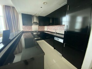 Refrigerador, horno, placa de cocina, utensilios de cocina