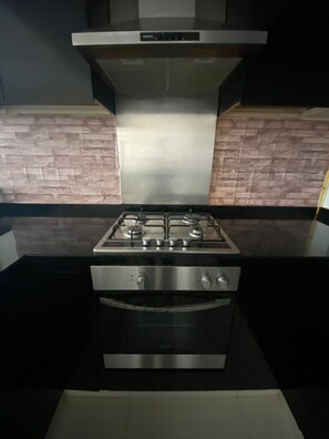 Refrigerador, horno, placa de cocina, utensilios de cocina