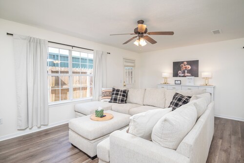 3BR/2.5BA Condo-Pool-Near MSU/Sportsplex/Downtown