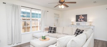 3BR/2.5BA Condo-Pool-Near MSU/Sportsplex/Downtown