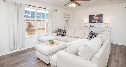 3BR/2.5BA Condo-Pool-Near MSU/Sportsplex/Downtown
