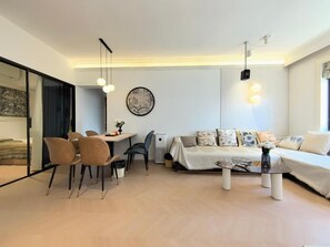 Una sala de estar moderna con un sofá, una mesa de centro y un comedor.