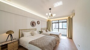 A bedroom with two beds, a bedside table, a lamp, a ceiling light, and a window with curtains. - Yidu Home City View Jing'an Temple (Shanghai)