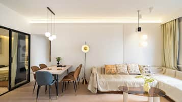 Apartamento família, sacada, vista para a cidade | Área de estar
