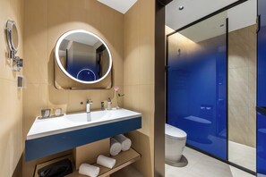 Comfort Suite | Bathroom | Shower, free toiletries, hair dryer, slippers - Elong Anyue Hotel - Shanghai North Bund (Shanghai)