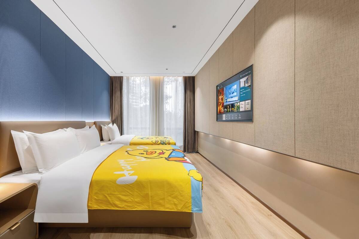 Habitación familiar con 2 camas individuales | Espacio para trabajar con un portátil, wifi gratis, ropa de cama