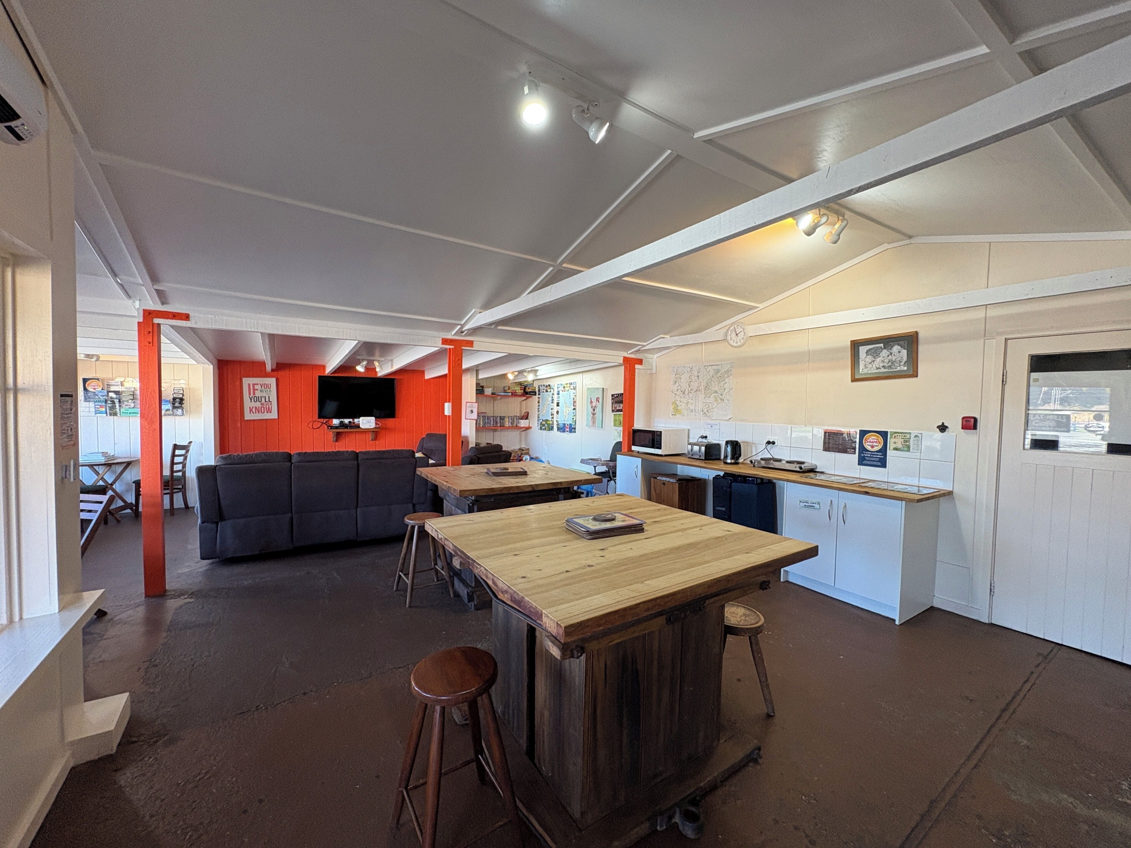 Pod 1 At Flat Hills Cafe And Tourist Park (Sleeps 4), Right On State Highway 1 - Wairarapa