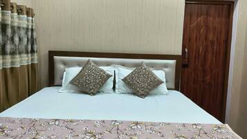 Deluxe Single Room, City View | Desk, laptop workspace, free WiFi