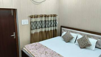 Deluxe Single Room, City View | Desk, laptop workspace, free WiFi
