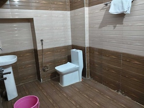 Ein kleines Badezimmer mit Toilette, Waschbecken und Dusche.