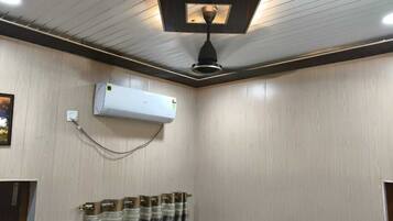 Deluxe Single Room, City View | Interior