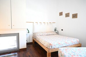A bedroom with a bed, a desk, and a window. - SE288 – Senigallia, one-bedroom apartment with air conditioning 50 metres from the sea (Senigallia)