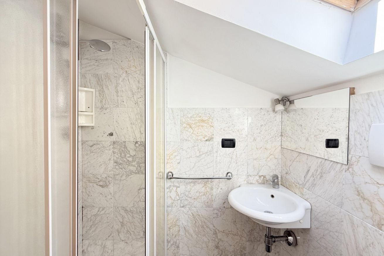 Regadera, bidet, toallas 