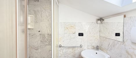 Regadera, bidet, toallas